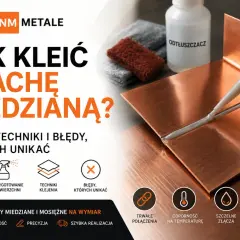Płynny gwóźdź aplikowany na blachę miedzianą, obok butelki odtłuszczacza. Poradnik o klejeniu blach.