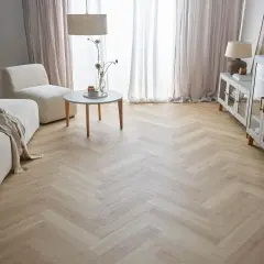 Jasne, oto propozycja:

Jasna podłoga w jodełkę tworzy przytulną atmosferę w salonie. Czy każde panele można ułożyć w jodełkę? Tak, te jasne panele podłogowe idealnie nadają się do takiej aranżacji.
