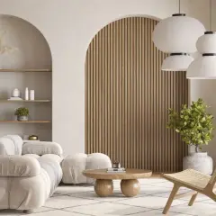 Przytulny salon w stylu japandi z puszystą sofą, drewnianymi panelami i roślinami.