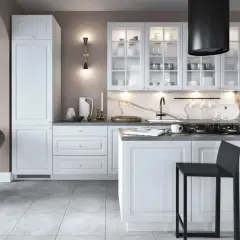 Elegancka kuchnia z białymi meblami. Jaki kolor ścian do białych mebli w kuchni? W tej aranżacji postawiono na subtelny, beżowy odcień, który pięknie komponuje się z bielą.