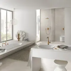 Elegancka łazienka z wanną i dwiema umywalkami, gdzie armatura Grohe i Hansgrohe w kolorze miedzi tworzy spójną całość.