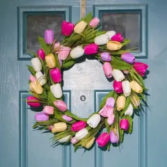 Kolorowy wianek z tulipanów na drzwiach. Prosty sposób, jak zamontować wianek na drzwi, by powitać wiosnę.