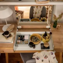 Jak połączyć biurko z toaletką? Eleganckie biurko z lustrem i schowkami na kosmetyki i biżuterię.