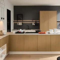 Nowoczesna kuchnia ponadczasowa z drewnianymi frontami, czarnym blatem i minimalistycznymi lampami.