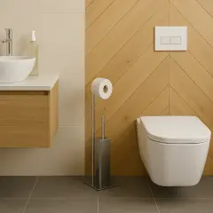 Nowoczesna łazienka z umywalką, wiszącą miską WC i drewnianą ścianą. Toaleta Roca to synonim jakości.