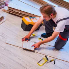 Ile kosztuje metr kwadratowy paneli? Sprawdź ceny i oszczędź!