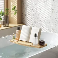 Relaks w wannie jak w spa: książka, kosmetyki i napój na tacce. Idealne miejsce na odprężenie.