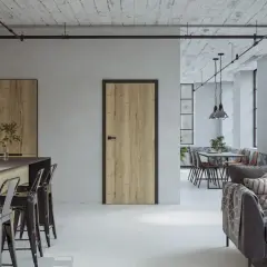 Drewniana framuga z ciemną futryną w nowoczesnym wnętrzu.