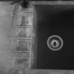 Jak wyczyścić zlew granitowy beżowy? Widok na zlew z ociekaczem i baterią.