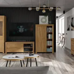 Nowoczesny salon z drewnianymi meblami. Idealne **jakie panele do ciemnych mebli**? Tutaj drewno pięknie kontrastuje z czarną ścianą.