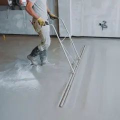 Budowlaniec rozprowadza wylewkę na 10m2. Zastanawiasz się, ile worków wylewki na 10m2 zużyjesz?