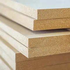 Stos płyt laminowanych i mdf, gotowych do produkcji mebli.