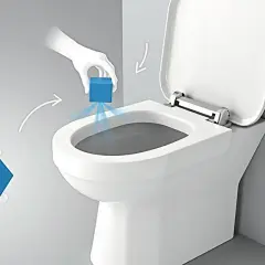 Instrukcja: jak założyć kostkę do wc bez kołnierza. Dwie ręce w białych rękawiczkach umieszczają niebieskie kostki w pobliżu muszli klozetowej.