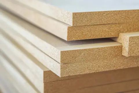 Stos płyt laminowanych i mdf, gotowych do produkcji mebli.