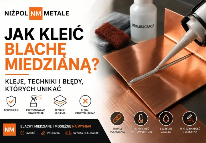 Płynny gwóźdź aplikowany na blachę miedzianą, obok butelki odtłuszczacza. Poradnik o klejeniu blach.