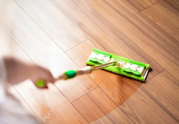 Mycie paneli winylowych jest proste. Użyj mopa z mikrofibry i wody z niewielką ilością łagodnego detergentu.