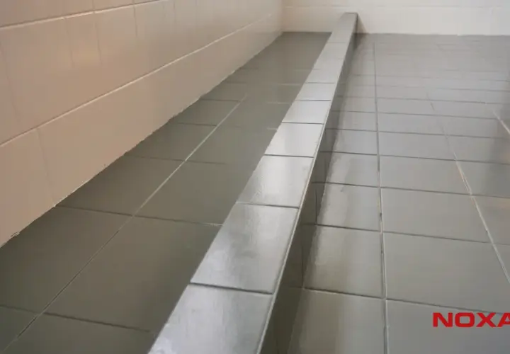 Szare płytki podłogowe z połyskiem, idealne do łazienki. Zastanawiasz się, czym pomalować płytki podłogowe? Sprawdź nasze rozwiązania.