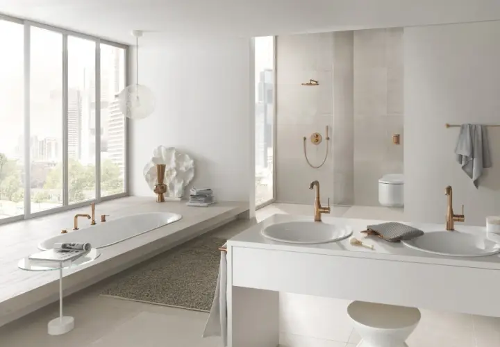 Elegancka łazienka z wanną i dwiema umywalkami, gdzie armatura Grohe i Hansgrohe w kolorze miedzi tworzy spójną całość.