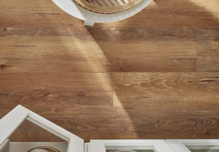 Drewnopodobne panele laminowane czy winylowe tworzą ciepłą podłogę. Białe meble i kosz dodają stylu.