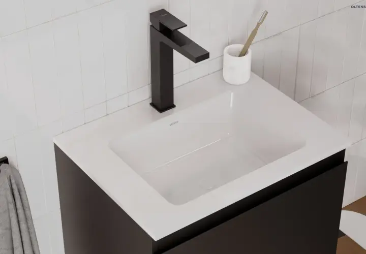 Nowoczesna łazienka z czarną baterią i umywalką OLTENS. To firma oferująca stylowe wyposażenie łazienek.