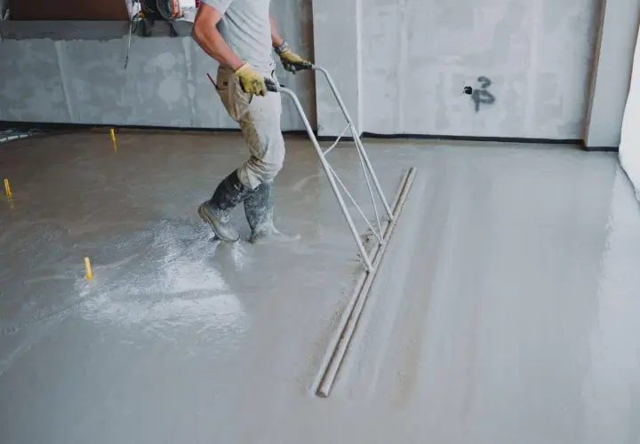 Budowlaniec rozprowadza wylewkę na 10m2. Zastanawiasz się, ile worków wylewki na 10m2 zużyjesz?