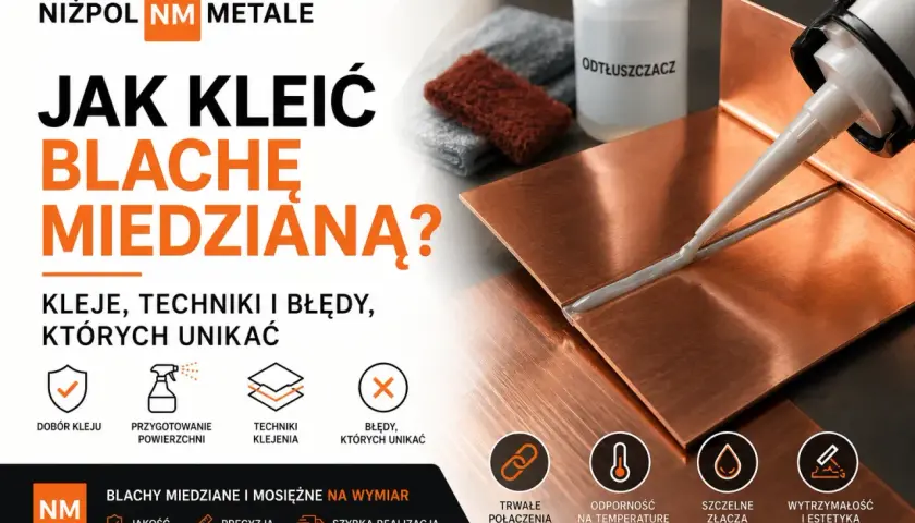 Płynny gwóźdź aplikowany na blachę miedzianą, obok butelki odtłuszczacza. Poradnik o klejeniu blach.