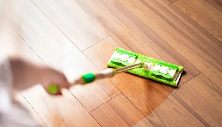 Mycie paneli winylowych jest proste. Użyj mopa z mikrofibry i wody z niewielką ilością łagodnego detergentu.