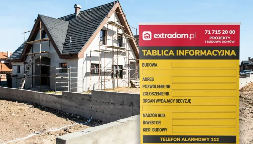 Tablica informacyjna budowy domu w trakcie prac, z widocznym rusztowaniem i fundamentami.
