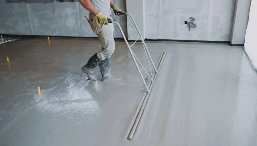 Budowlaniec rozprowadza wylewkę na 10m2. Zastanawiasz się, ile worków wylewki na 10m2 zużyjesz?