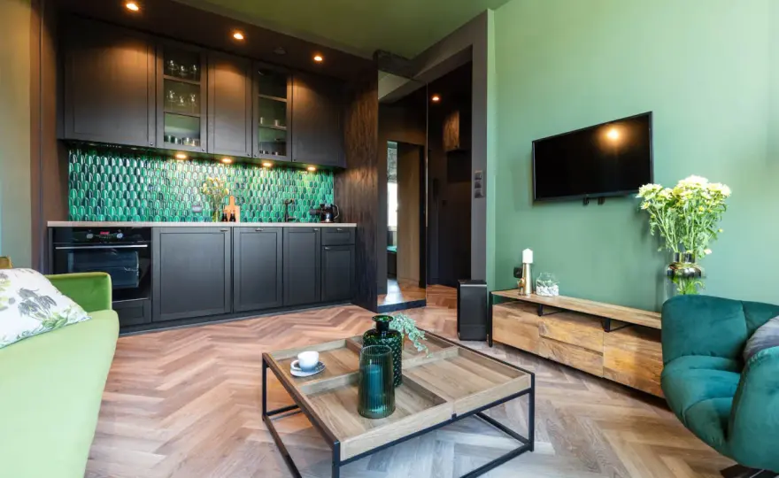 Mały salon z aneksem - 6 zasad, by był lekki i funkcjonalny