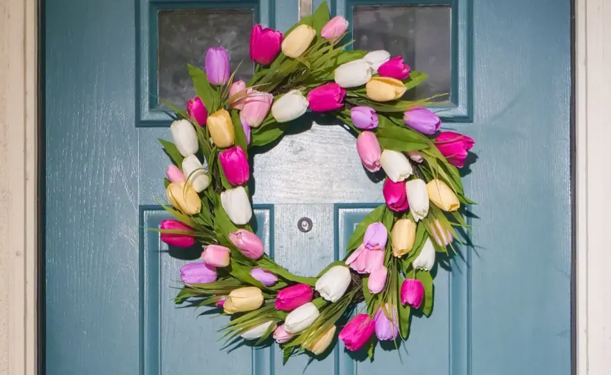Jak zamontować wianek na drzwi - 5 sposobów bez wiercenia i rys