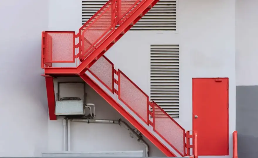 Zabudowa schodów zewnętrznych - Jak zrobić to trwale i bez błędów?