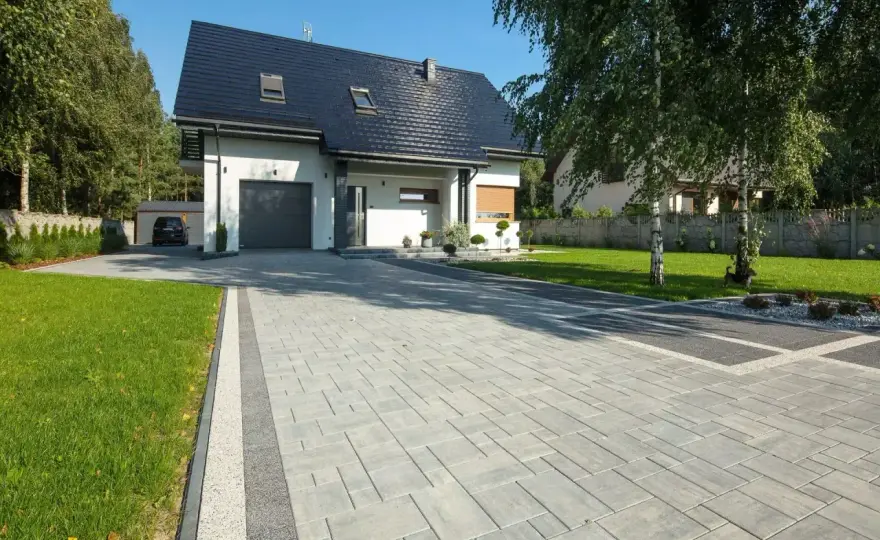 Nowoczesny podjazd przed domem - materiały, spadek i koszty
