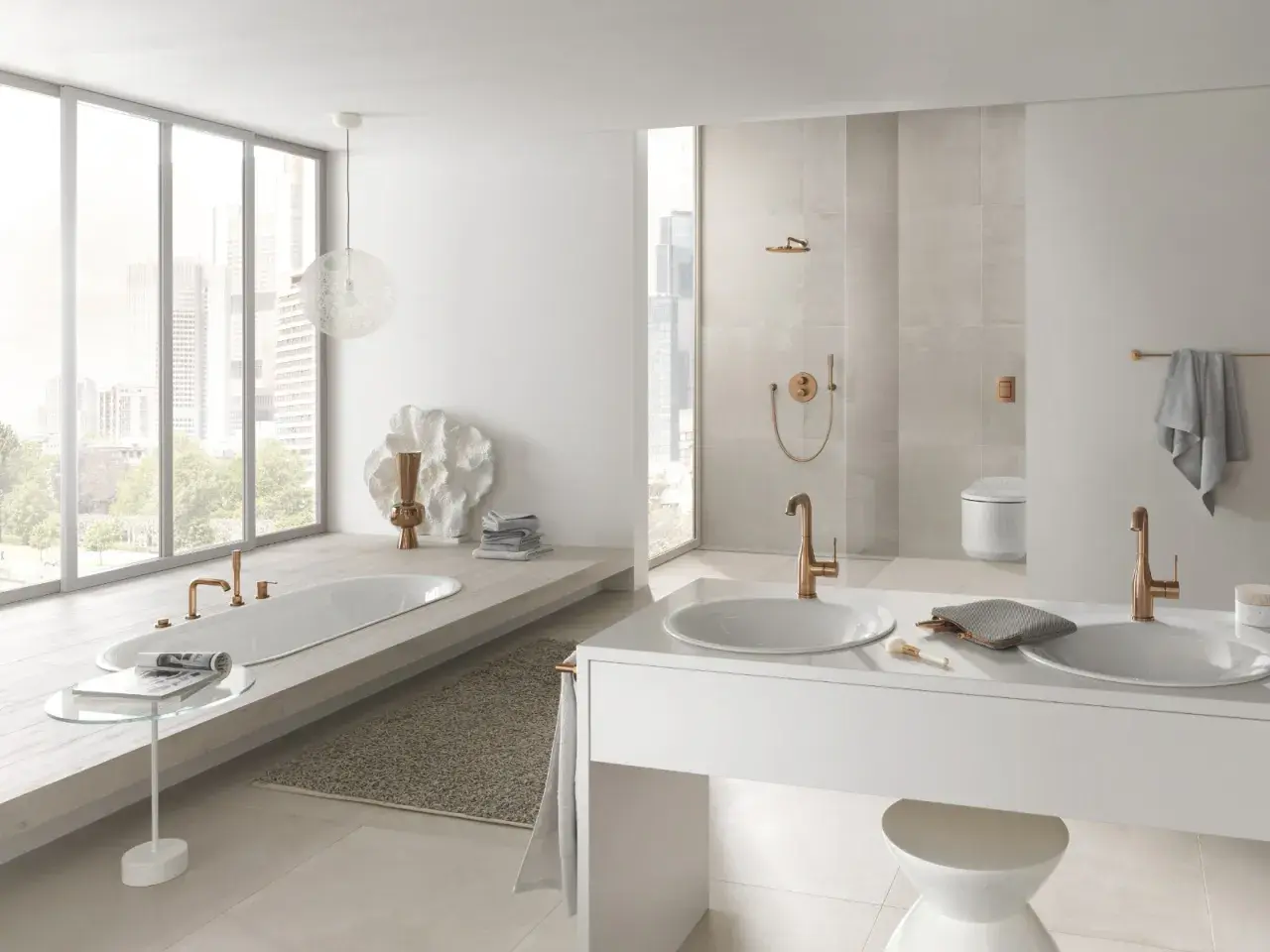 Elegancka łazienka z wanną i dwiema umywalkami, gdzie armatura Grohe i Hansgrohe w kolorze miedzi tworzy spójną całość.