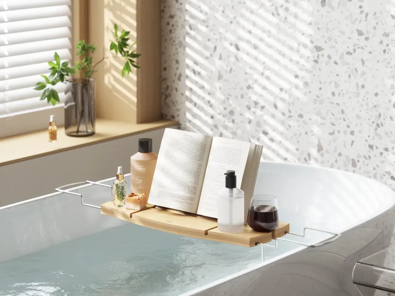 Relaks w wannie jak w spa: książka, kosmetyki i napój na tacce. Idealne miejsce na odprężenie.