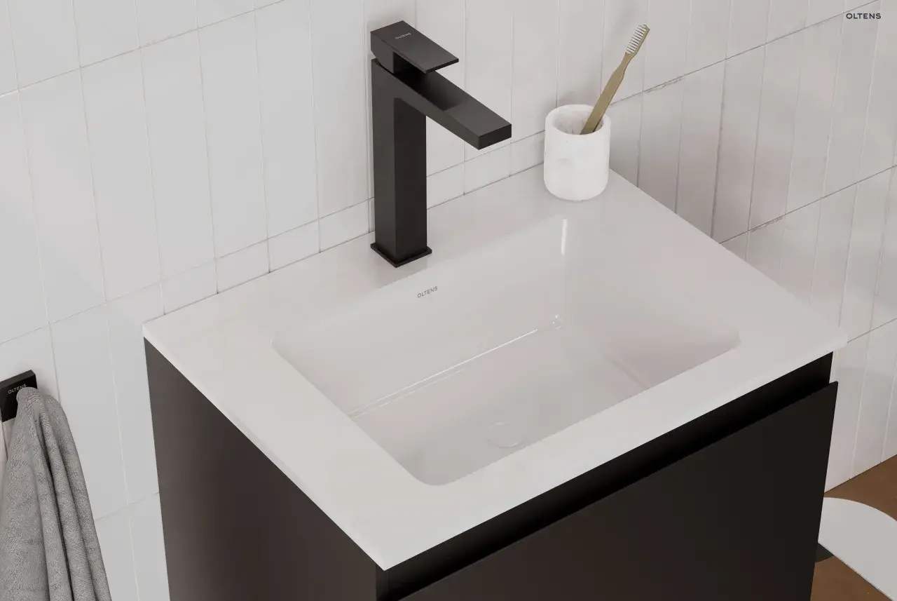 Nowoczesna łazienka z czarną baterią i umywalką OLTENS. To firma oferująca stylowe wyposażenie łazienek.