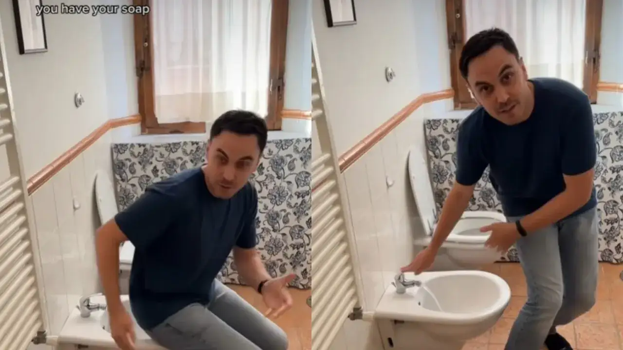 Mężczyzna pokazuje, jak używać bidetta, odkręcając wodę.