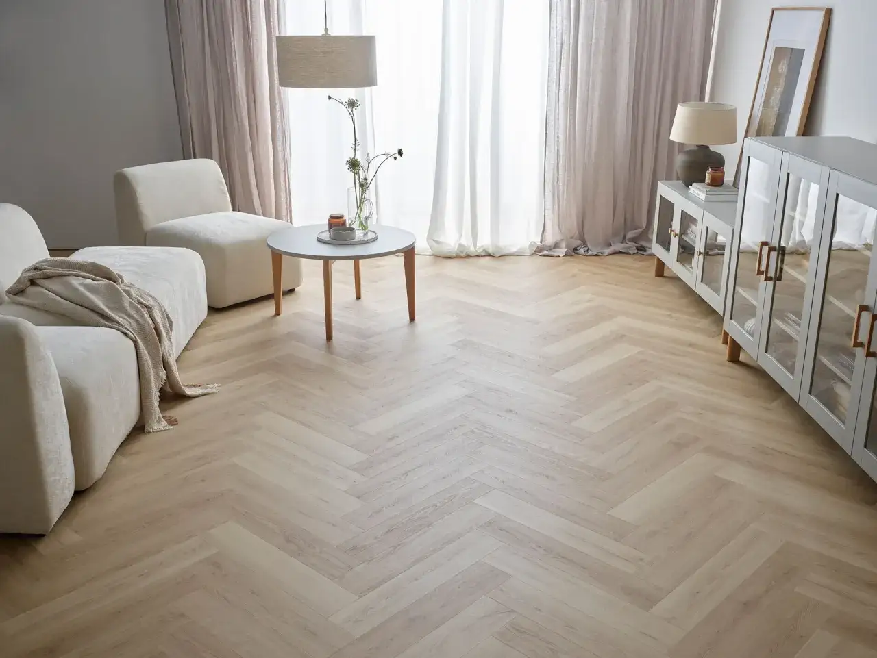 Jasne, oto propozycja:

Jasna podłoga w jodełkę dodaje elegancji wnętrzu. Czy każde panele można ułożyć w jodełkę? Tak, te jasne panele tworzą piękny wzór.
