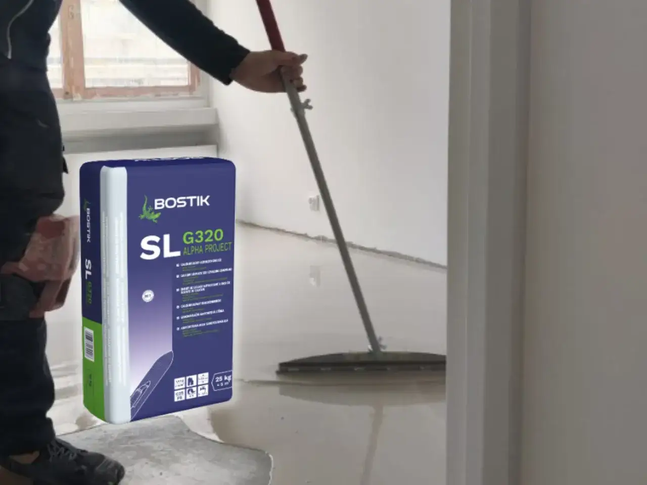 Pracownik rozlewa masę samopoziomującą Bostik SL G320, by wyrównać posadzkę.