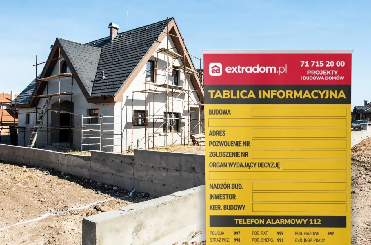 Tablica informacyjna budowy domu w trakcie prac, z widocznym rusztowaniem i fundamentami. Na tablicy dane projektu i numery alarmowe.