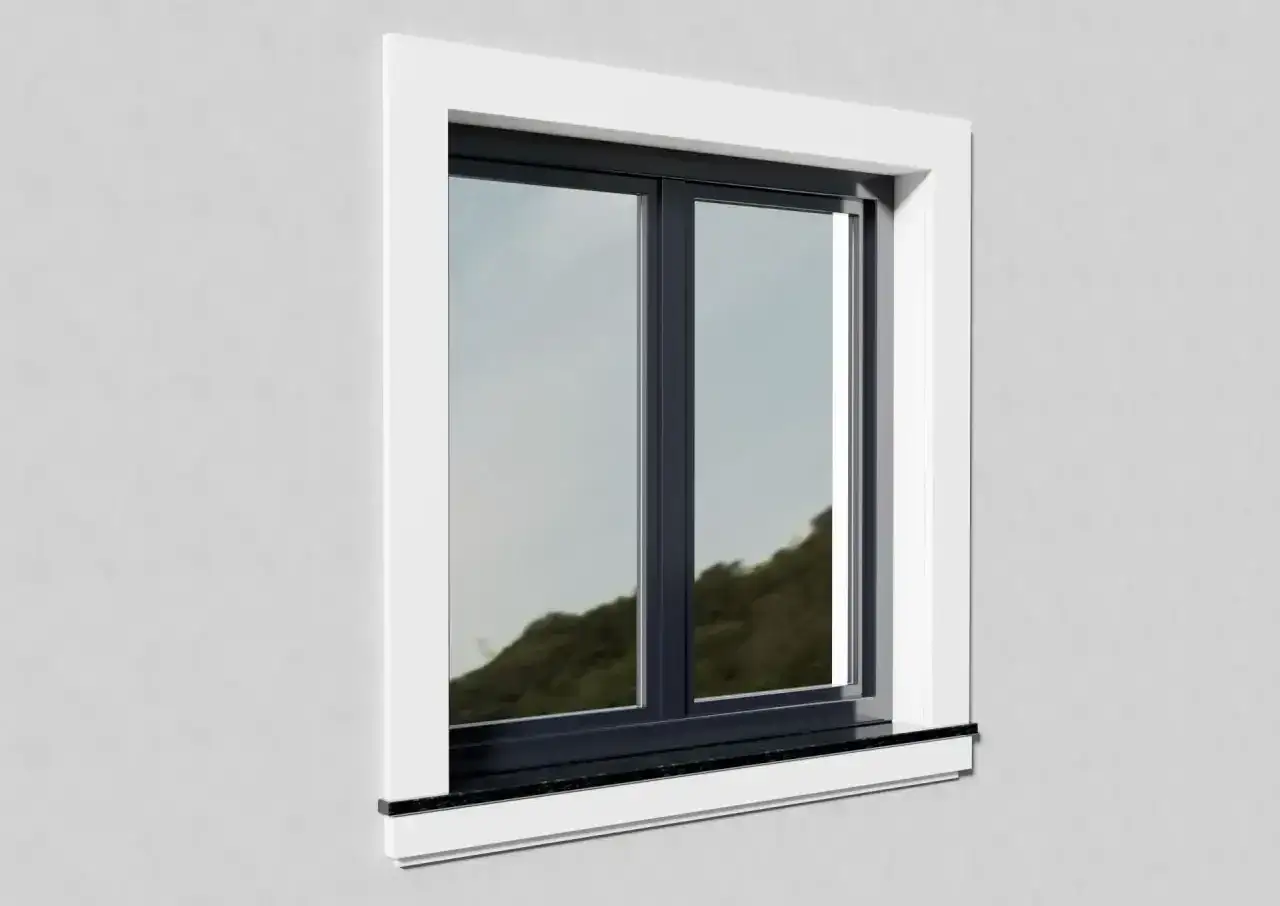 Nowoczesne okno z ciemnoszarą ramą i białym, ozdobnym wykończeniem. Widoczna jest framuga z widokiem na wzgórza odbijające się w szybach.